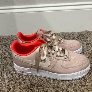 Nike Air Force 1 '07 women’s Low sneakers in the "Fossil Stone Laser Crimson